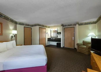 Quality Inn Ladysmith hotel thumbnail 8