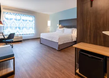 Tru By Hilton Commerce hotel thumbnail 6