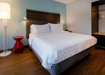 Tru By Hilton Commerce hotel thumbnail 7