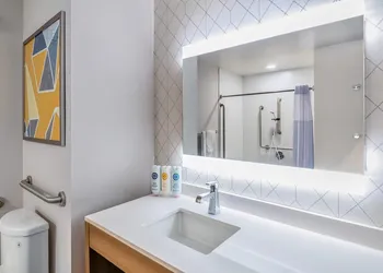 Comfort Inn & Suites hotel thumbnail 6