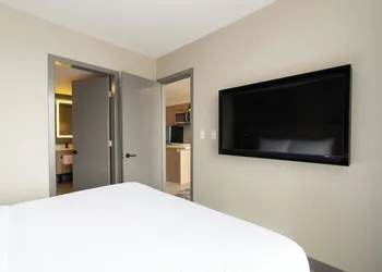 Sandman Signature Winnipeg Airport Hotel & Suites hotel thumbnail 4