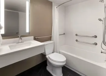 Holiday Inn Express And Suites Washington Dc Noma by IHG hotel thumbnail 6