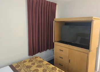 Queens Lodge Motel hotel thumbnail 3