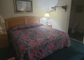 Queens Lodge Motel hotel thumbnail 4