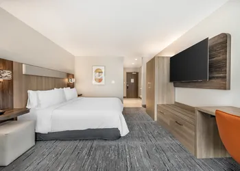 Holiday Inn Express & Suites Nashville West End - Univ Area by IHG hotel thumbnail 4