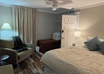 Inn Between the Lakes hotel thumbnail 2