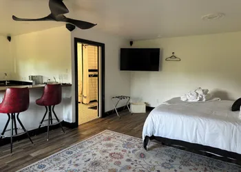Inn Between the Lakes hotel thumbnail 3