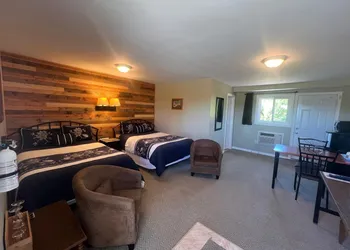 Wawa Northern Lights Motel & chalets hotel thumbnail 4