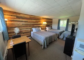 Wawa Northern Lights Motel & chalets hotel thumbnail 5