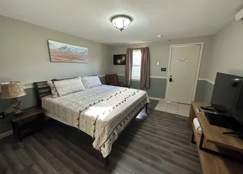 441 LaFever St hotel thumbnail 4