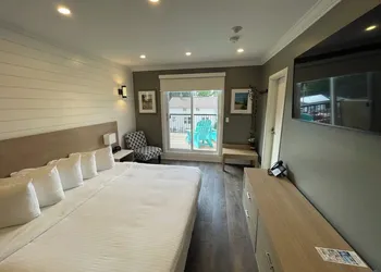Coastal Suites hotel thumbnail 8
