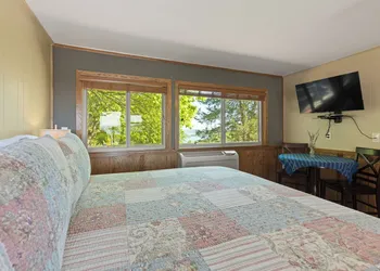 Roadrunner Inn and Log Cabins hotel thumbnail 6