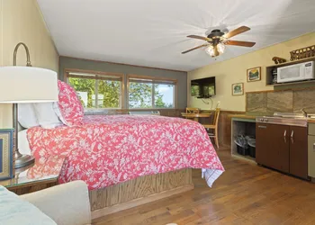 Roadrunner Inn and Log Cabins hotel thumbnail 8