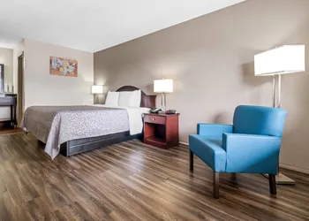 Econo Lodge Childress hotel thumbnail 7