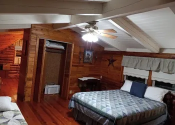Dragonfly Meadows Log Cabin hotel thumbnail 3