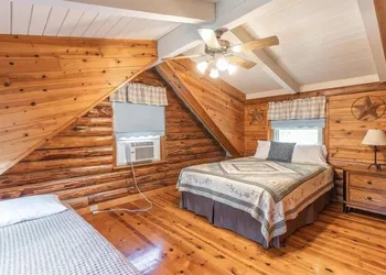 Dragonfly Meadows Log Cabin hotel thumbnail 4