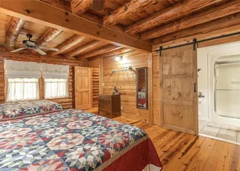 Dragonfly Meadows Log Cabin hotel thumbnail 5