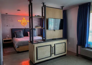 DogHouse Columbus hotel thumbnail 7