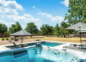 Hot Tub Pool Firepit Gameroom Guesthouse hotel thumbnail 8