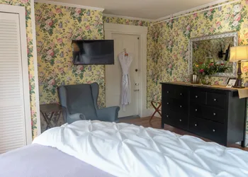 The White Gables Inn hotel thumbnail 6