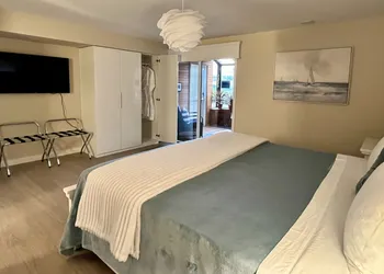 Lake and the City Bed and Breakfast hotel thumbnail 6