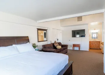 Road Creek Inn hotel thumbnail 2