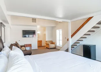 Road Creek Inn hotel thumbnail 6