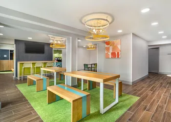 Spark by Hilton Knoxville North I-75 hotel thumbnail 3
