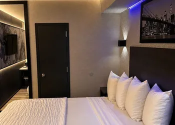 The Vine Hotel Bronx hotel thumbnail 7