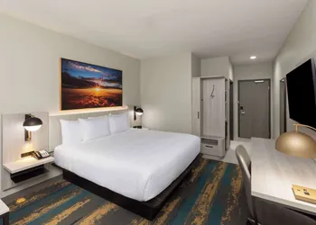 La Quinta Inn & Suites by Wyndham DeSoto hotel thumbnail 8