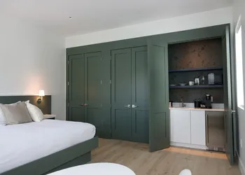 Whitetail Court Hotel hotel thumbnail 3