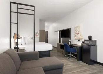 La Quinta Inn & Suites by Wyndham Olive Branch hotel thumbnail 4