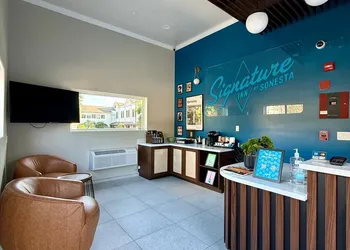 Signature Inn Berkeley hotel thumbnail 5