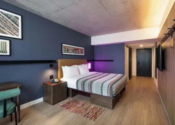 New Hotel Moxy Montreal Downtown hotel thumbnail 5