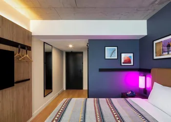 New Hotel Moxy Montreal Downtown hotel thumbnail 6