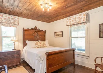 Green Frog Farm Cabins hotel thumbnail 7