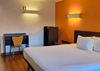 Super 8 by Wyndham Kannapolis hotel thumbnail 5