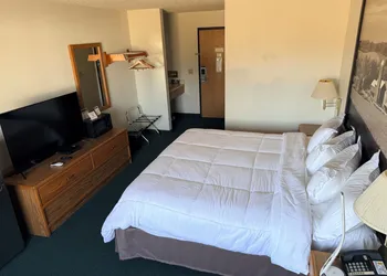 Budget Inn and Suites hotel thumbnail 8