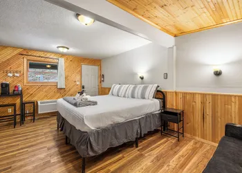 Ponderosa Pines hotel thumbnail 2