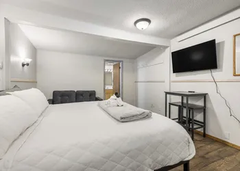 Ponderosa Pines hotel thumbnail 4