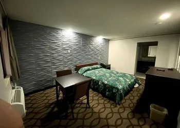 Deluxe Inn hotel thumbnail 3