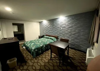 Deluxe Inn hotel thumbnail 4