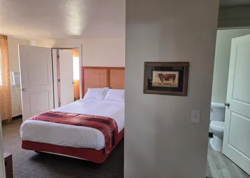 New Western Inn & Suites hotel thumbnail 2
