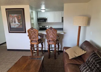 New Western Inn & Suites hotel thumbnail 3