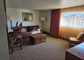 New Western Inn & Suites hotel thumbnail 5