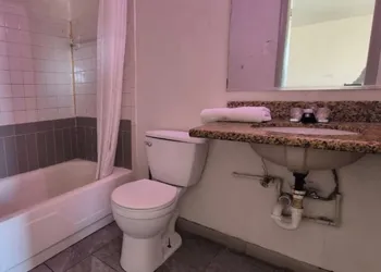 Base Motel By OYO South Tampa hotel thumbnail 8