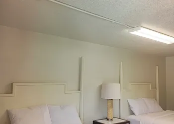 Super Inn Motel hotel thumbnail 4