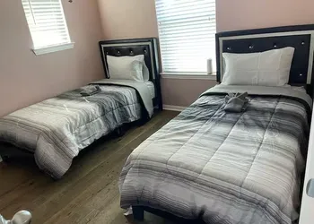 Luxury Stay - Near Houston Airport hotel thumbnail 5