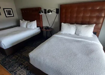 Surface Boutique Hotel Will Rogers AIrport, Restaurant & Bar hotel thumbnail 8