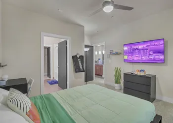 Private Ensuite Near The Pearl hotel thumbnail 4